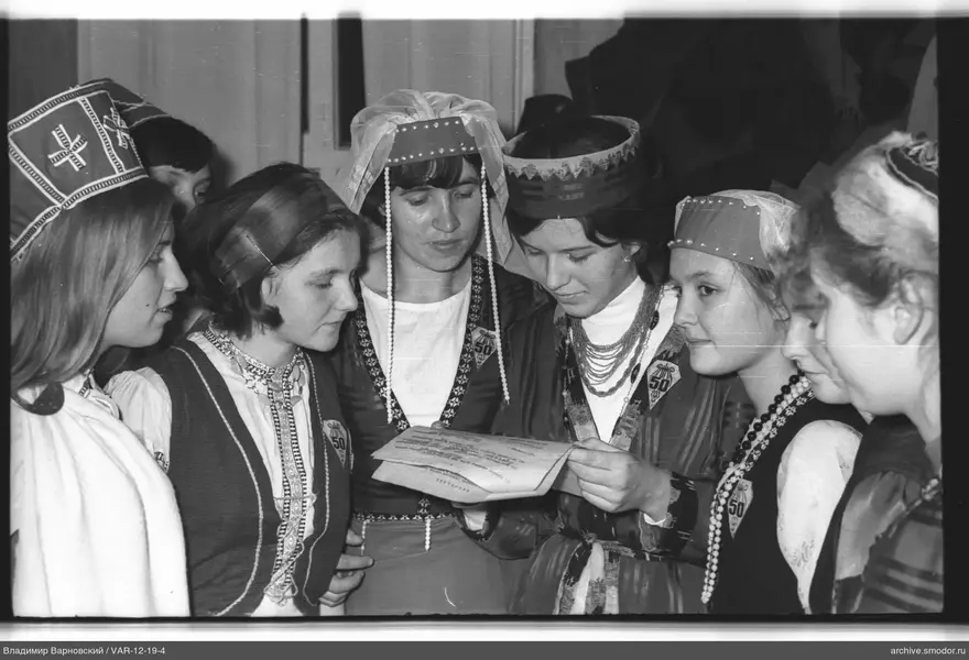 Gruppe von Frauen in Nationalkostümen