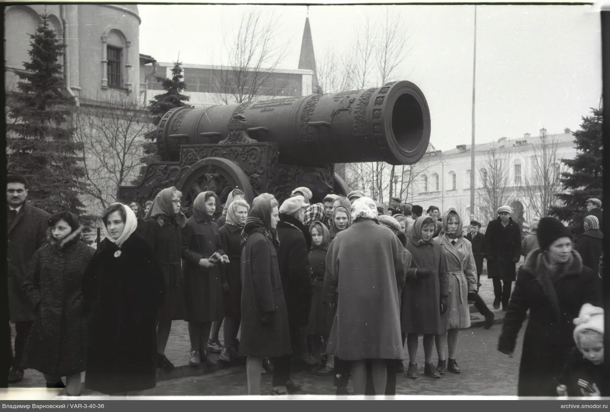 Gruppe von Menschen um eine historische Kanone