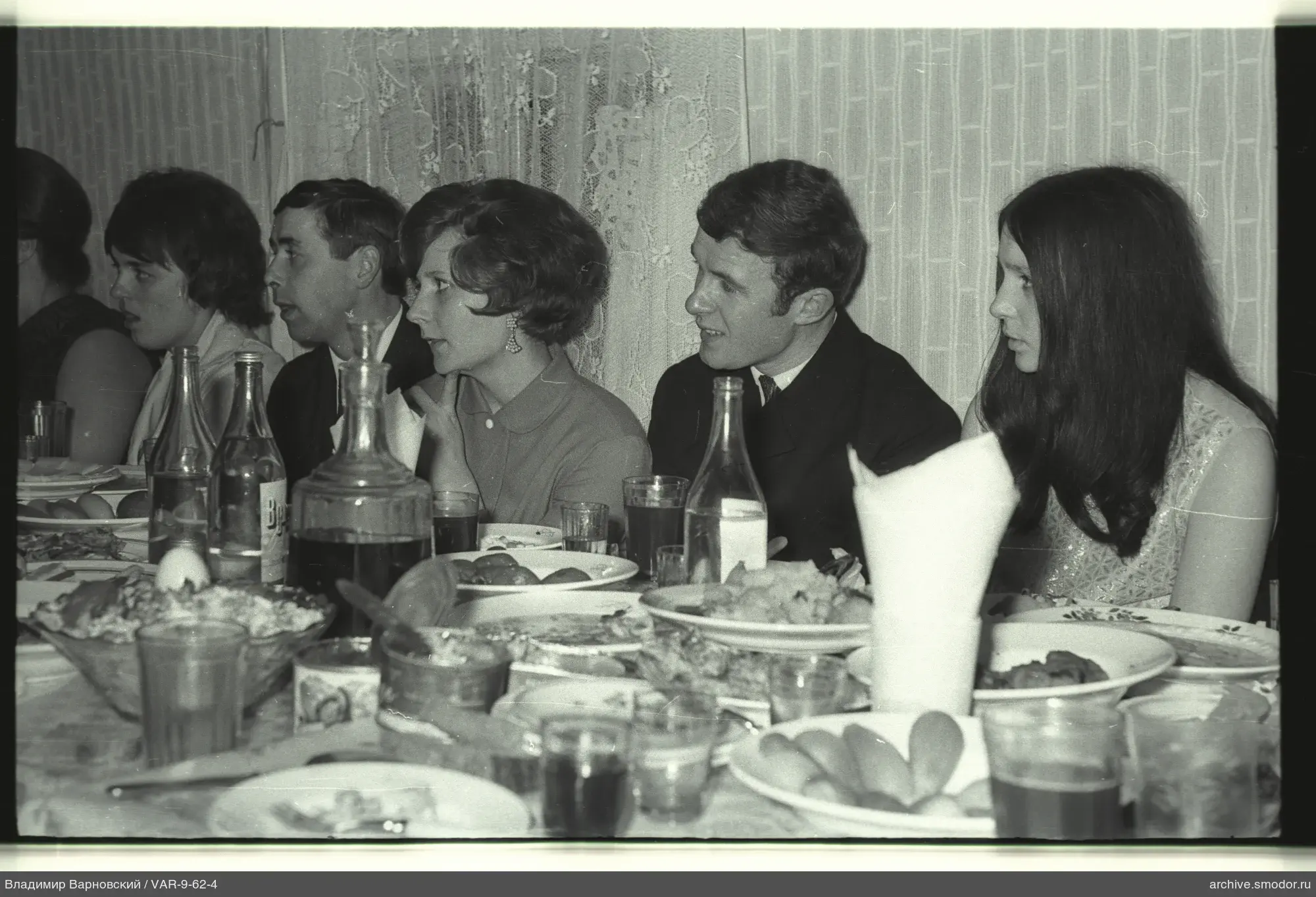 Gruppe am Tisch mit Essen und Getränken