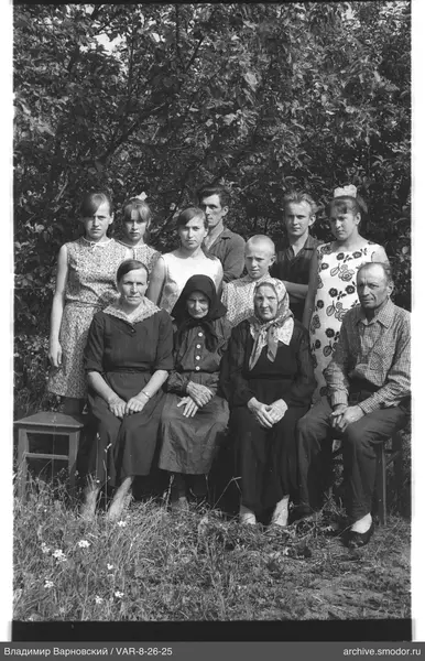 Gruppenporträt mit sitzenden und stehenden Personen