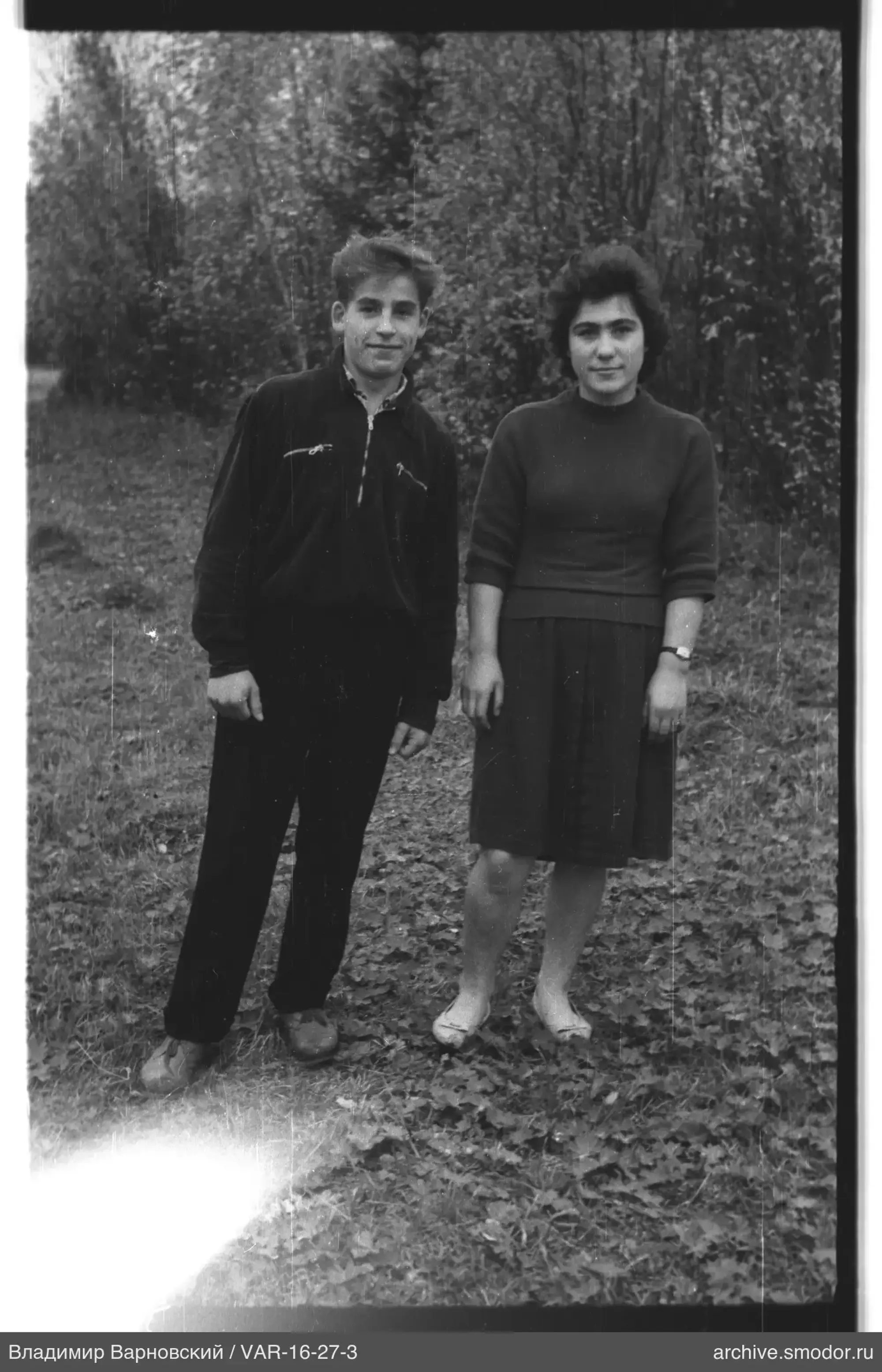 Junger Mann und Frau auf Gruppenfoto