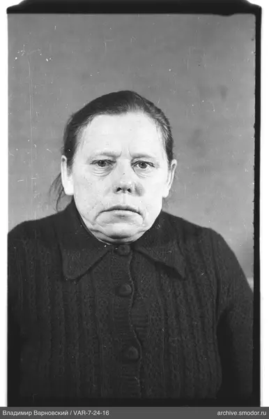 Porträt einer Frau in dunkler Jacke