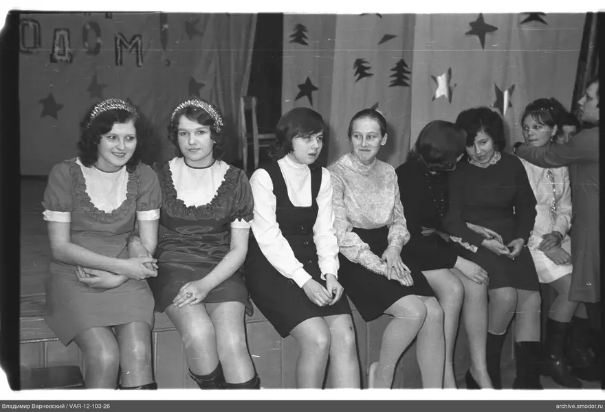 Gruppenporträt von Frauen auf der Bühne