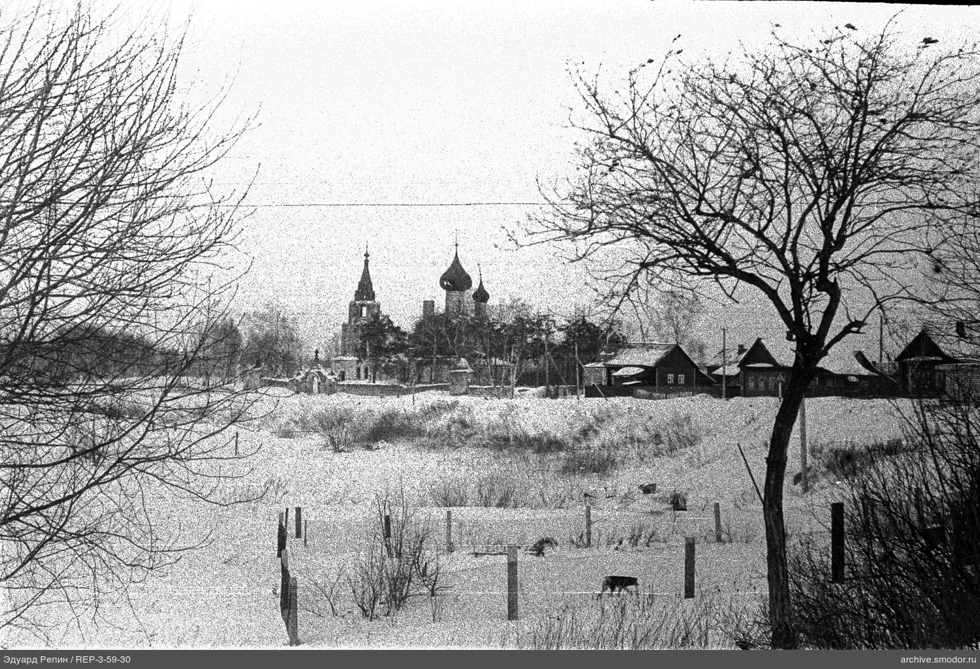 Пейзаж с деревьями, домами и церковью