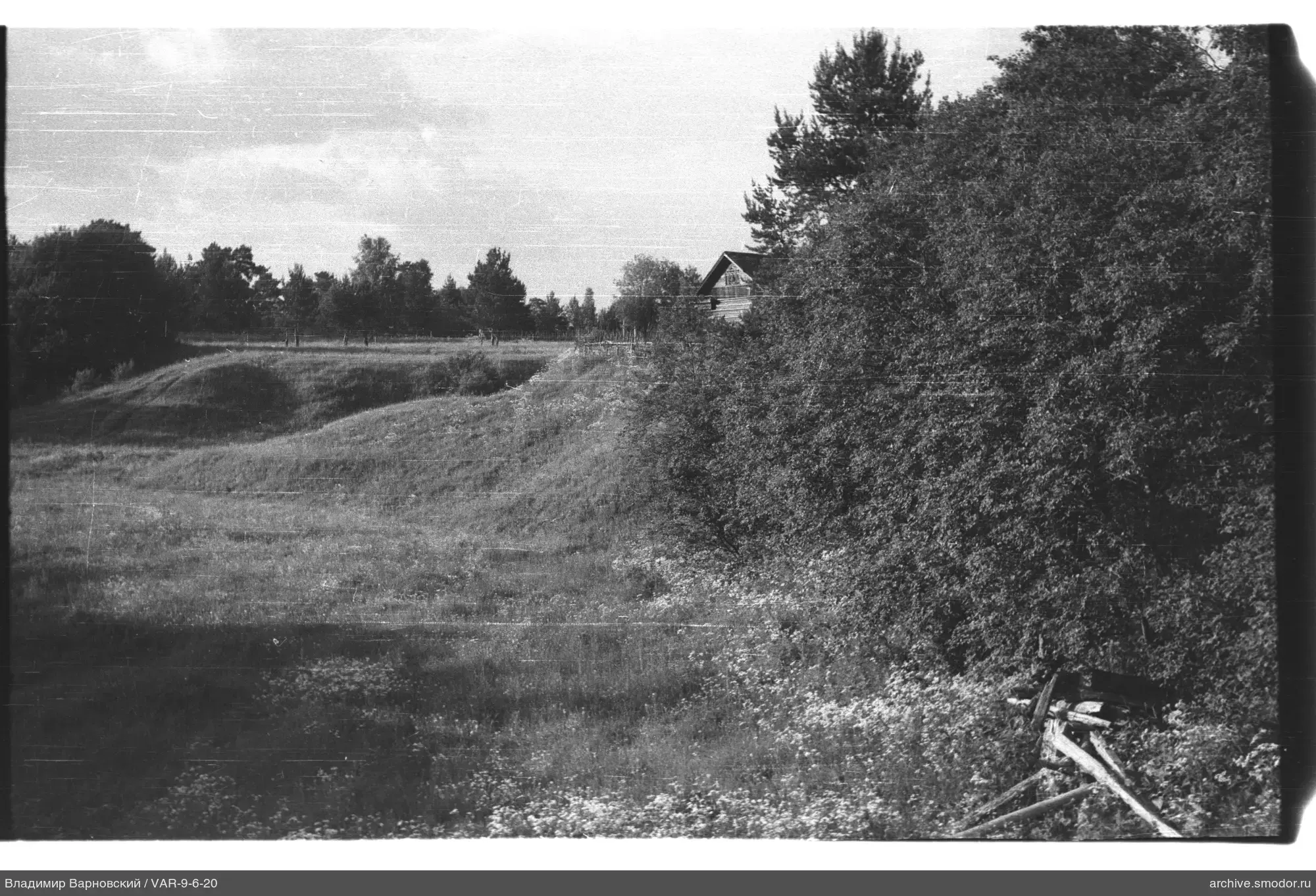 Landschaft mit Feld und Haus