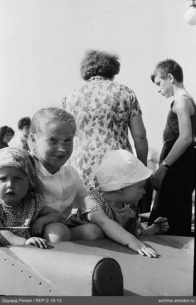 Gruppenaufnahme mit Kindern und Frau