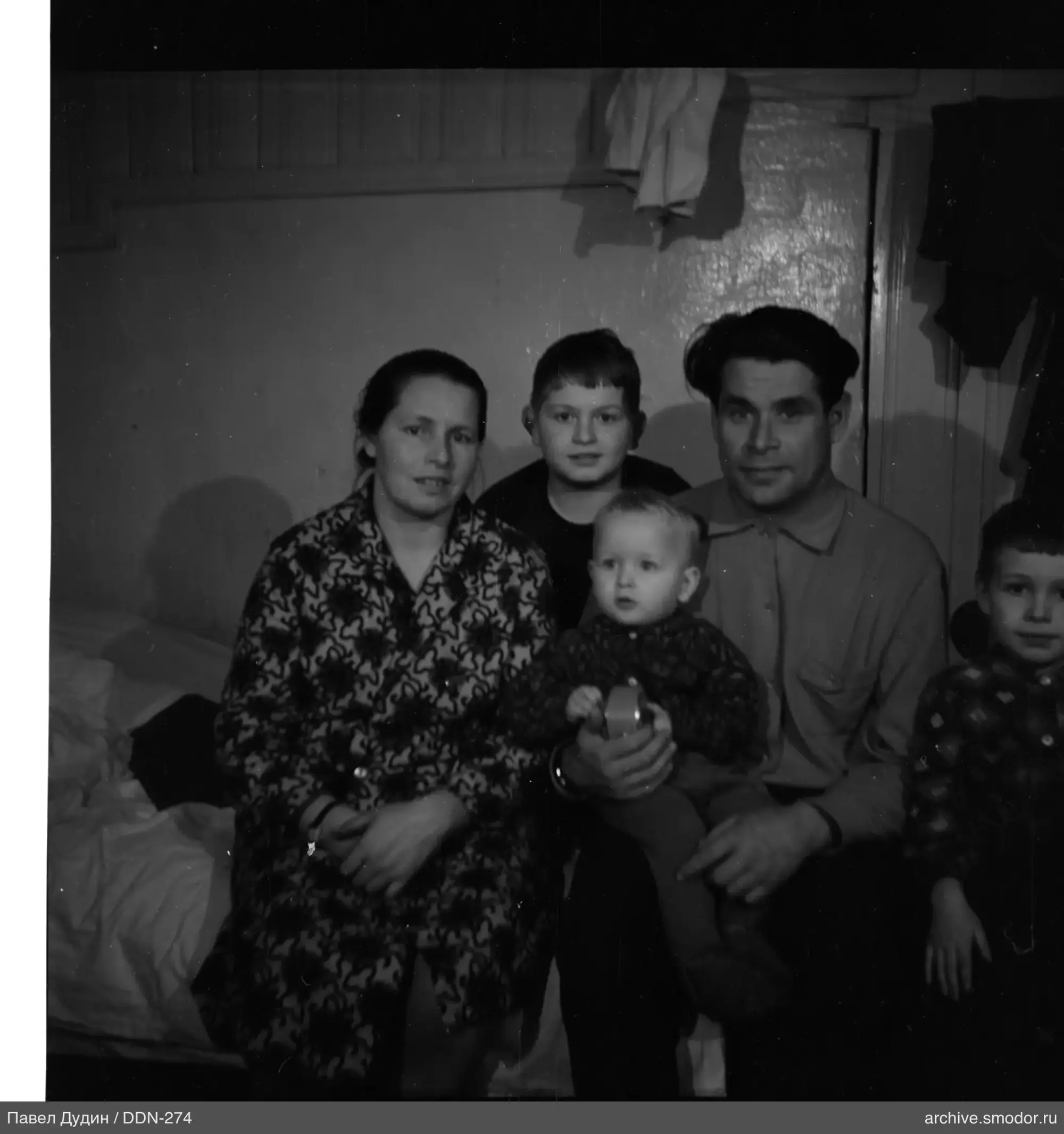 Групповой портрет с женщиной и детьми