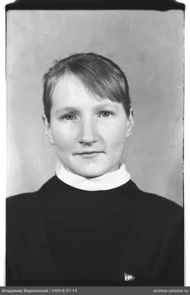 Porträt einer Frau mit Abzeichen auf Pullover