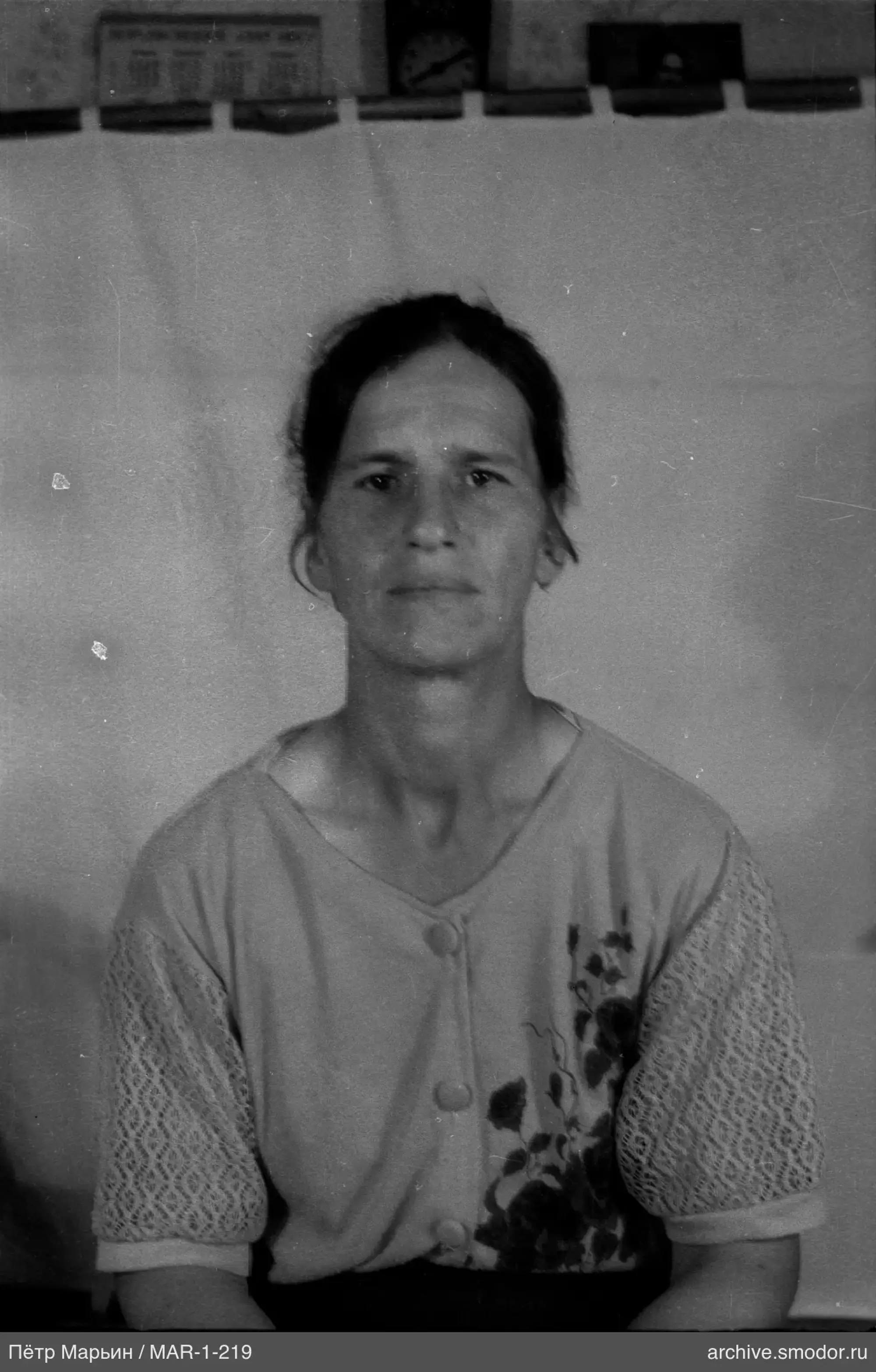 Porträt einer Frau in heller Bluse