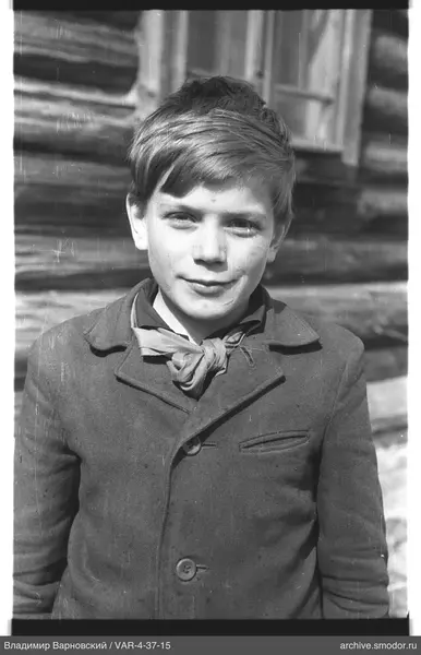Porträt eines Jungen mit Jacke und Tuch