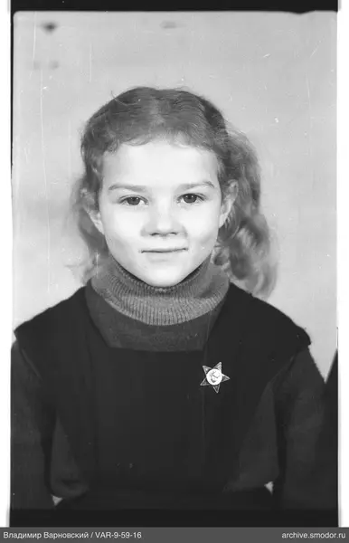 Porträt eines Mädchens in Kleid und Pullover