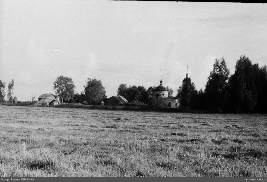 Landschaft mit Holzhäusern und Kirche