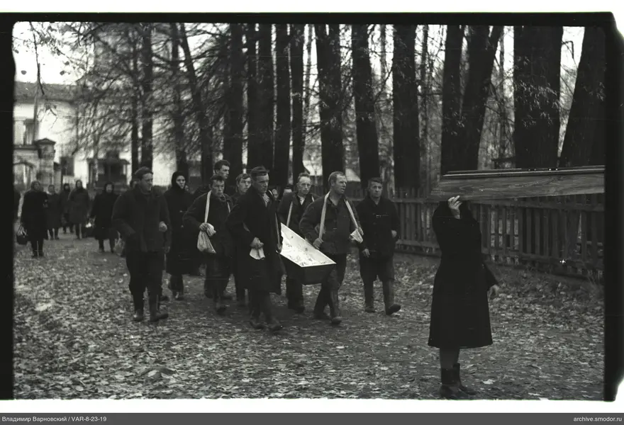 Gruppe mit Holzbrettern und Kiste