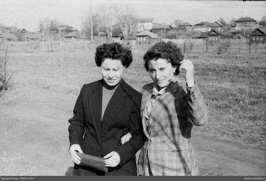 Две женщины на грунтовой дороге