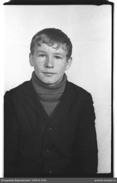 Porträt eines Jungen mit dunkler Jacke und hellen Pullover