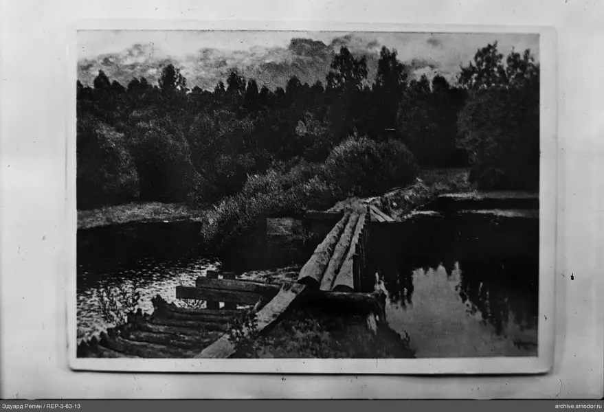 Holzbrücke über Wasser