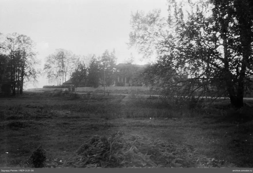 Straße zum Säulengebäude