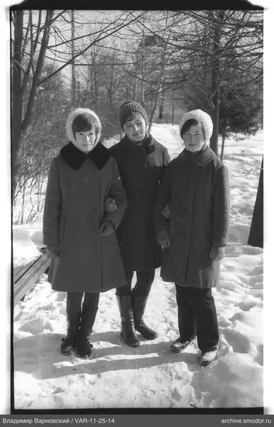 Gruppenporträt von Frauen im Schnee