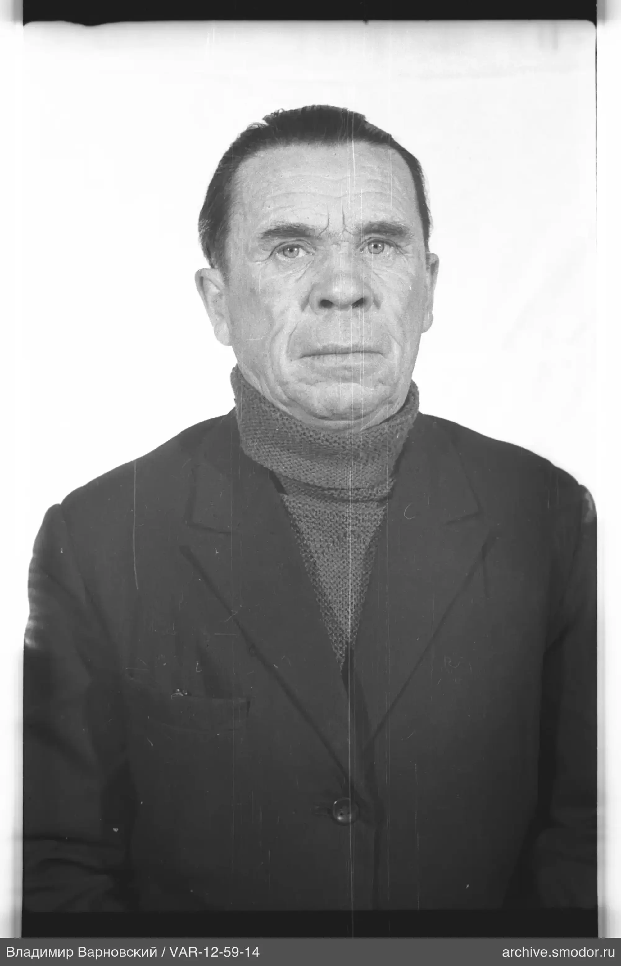 Портрет мужчины в тёмной одежде