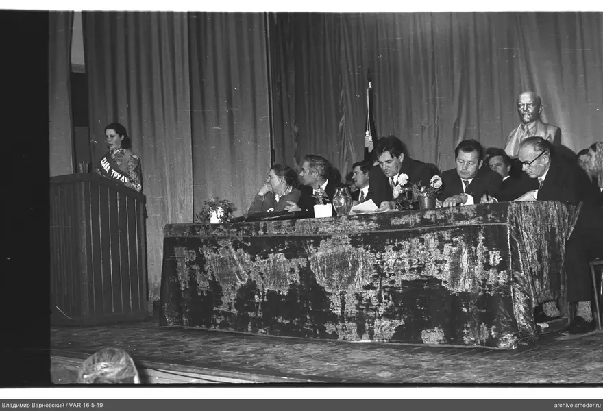 Frau am Rednerpult bei einer Veranstaltung