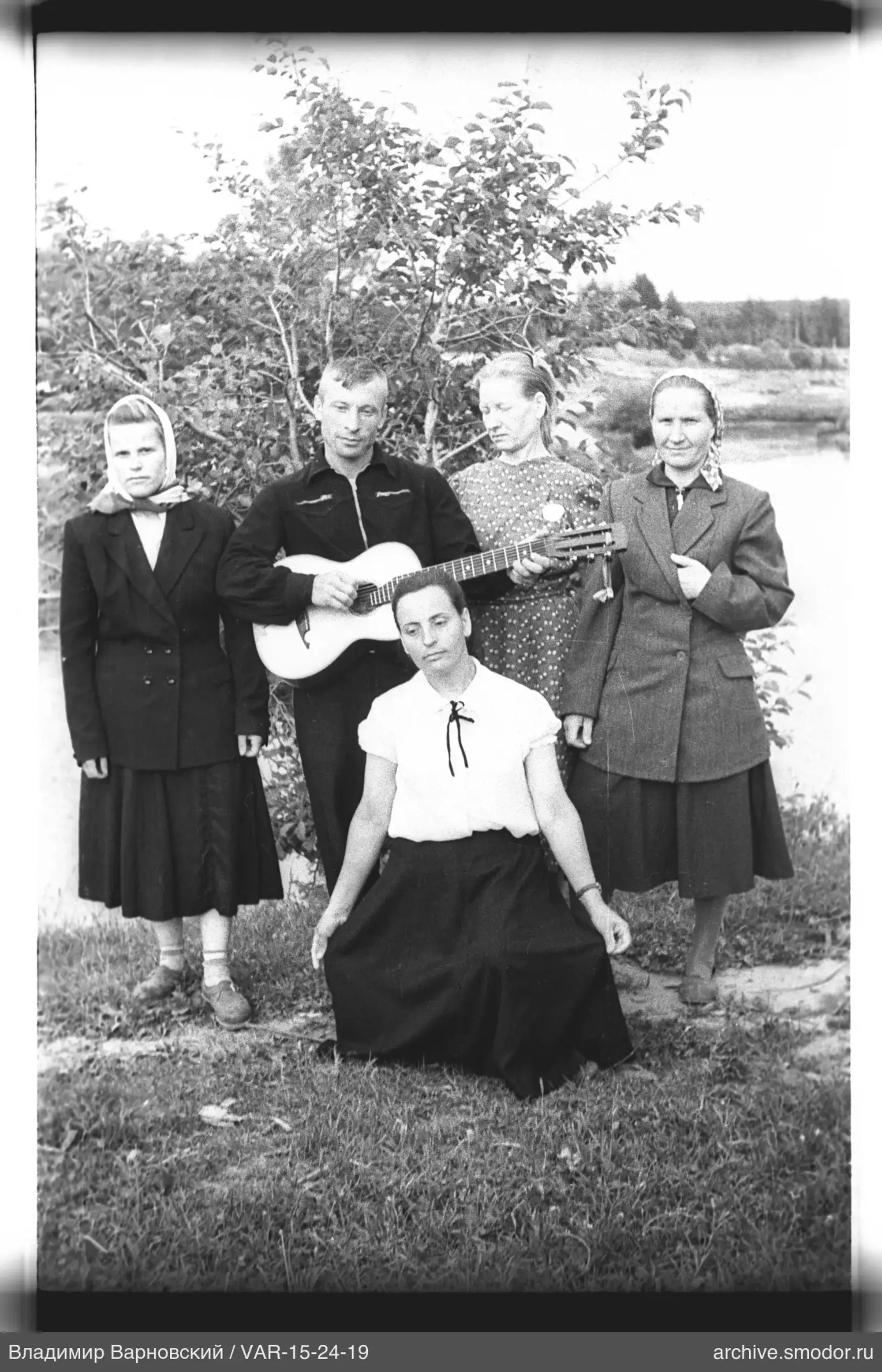 Gruppenporträt mit Frau auf Gras