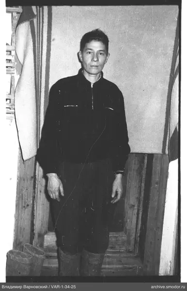 Мужчина в темной куртке и сапогах