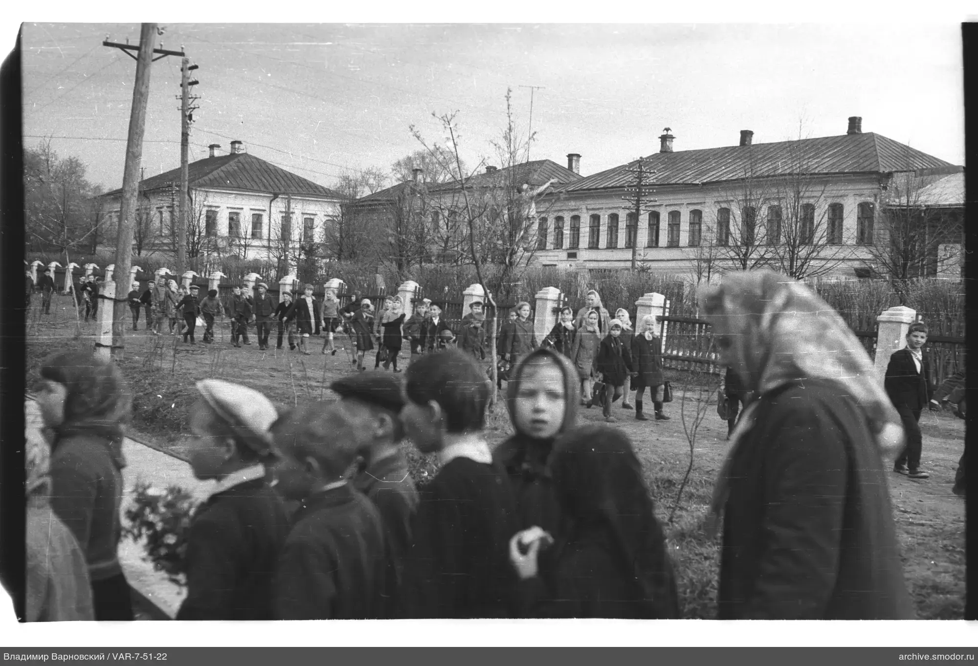 Gruppe von Kindern und Erwachsenen auf einem Weg