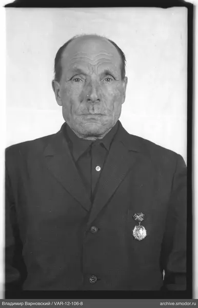 Портрет мужчины с медалью