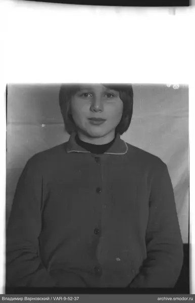 Porträt einer Frau in dunklem Pullover
