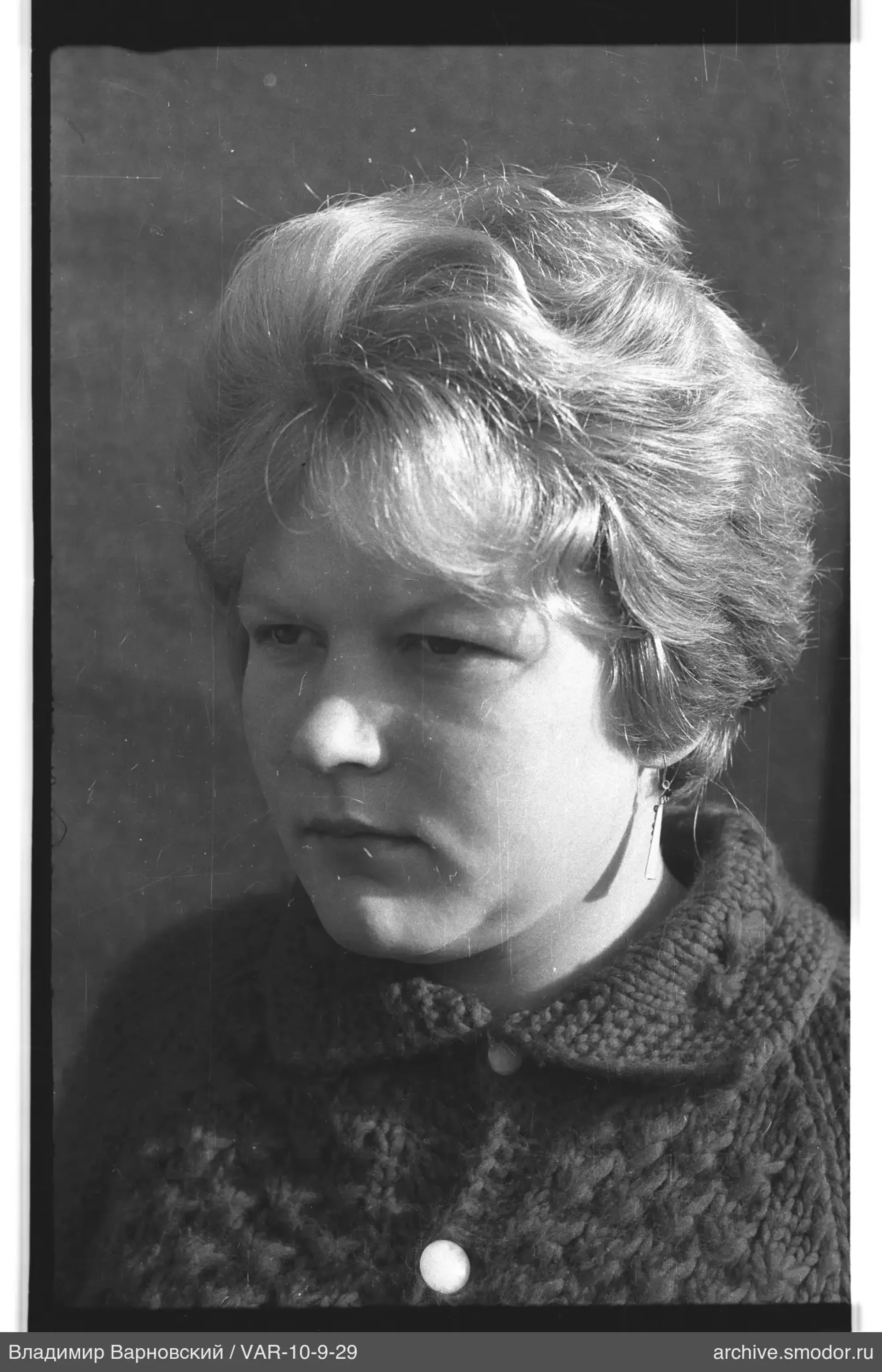 Porträt einer Frau in dunklem Pullover