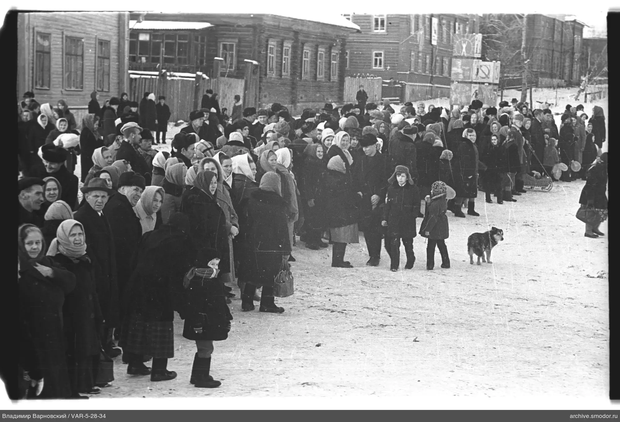 Gruppe von Menschen auf verschneiter Straße