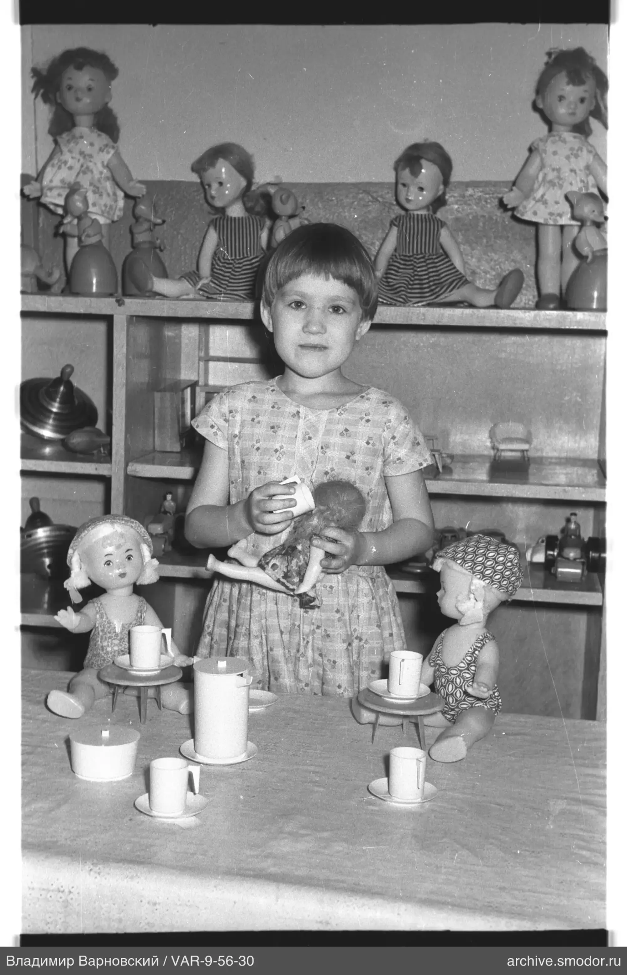 Mädchen mit Puppen und Teeservice