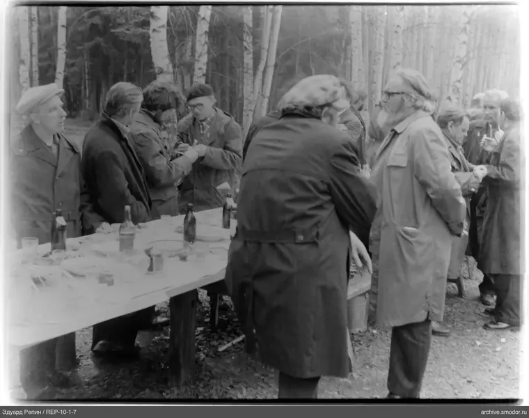 Männer um einen Tisch im Wald