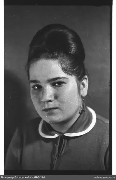 Portrait of a woman with a long earring