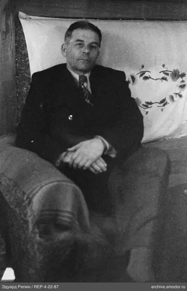 Портрет мужчины в кресле