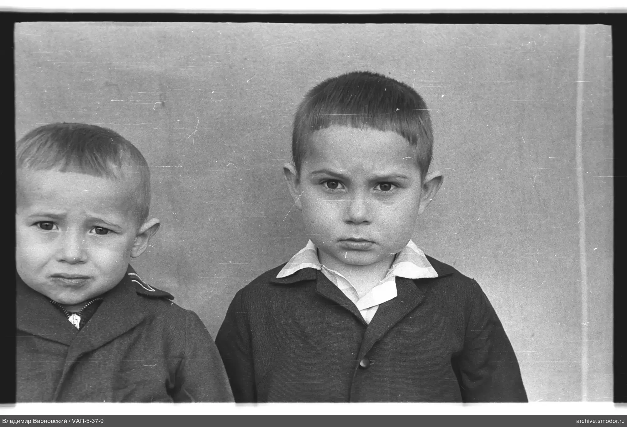 Два мальчика на портретной фотографии