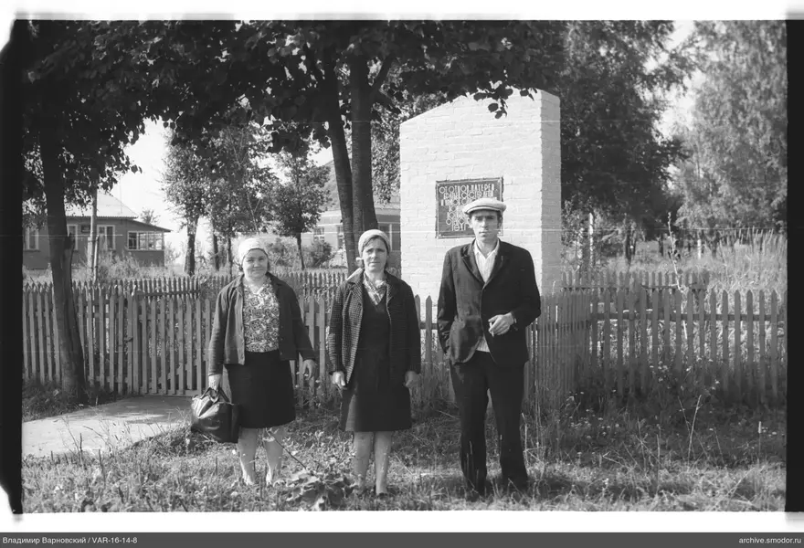 Gruppenporträt auf grasbewachsener Fläche