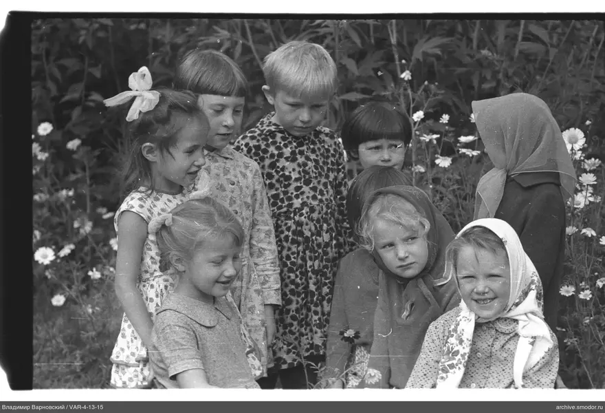 Gruppe von Kindern vor blühenden Pflanzen