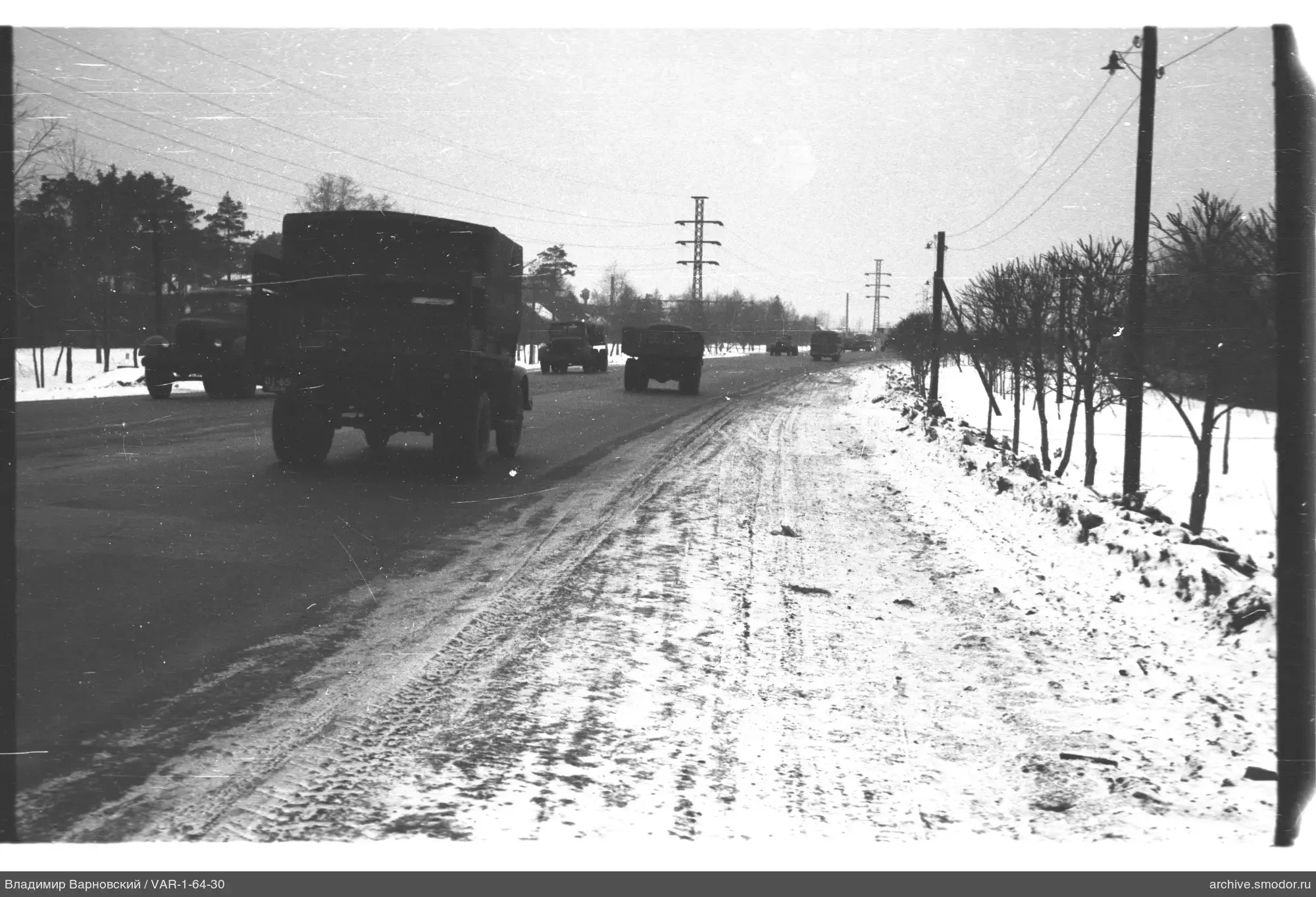 Lastwagen auf verschneiter Straße