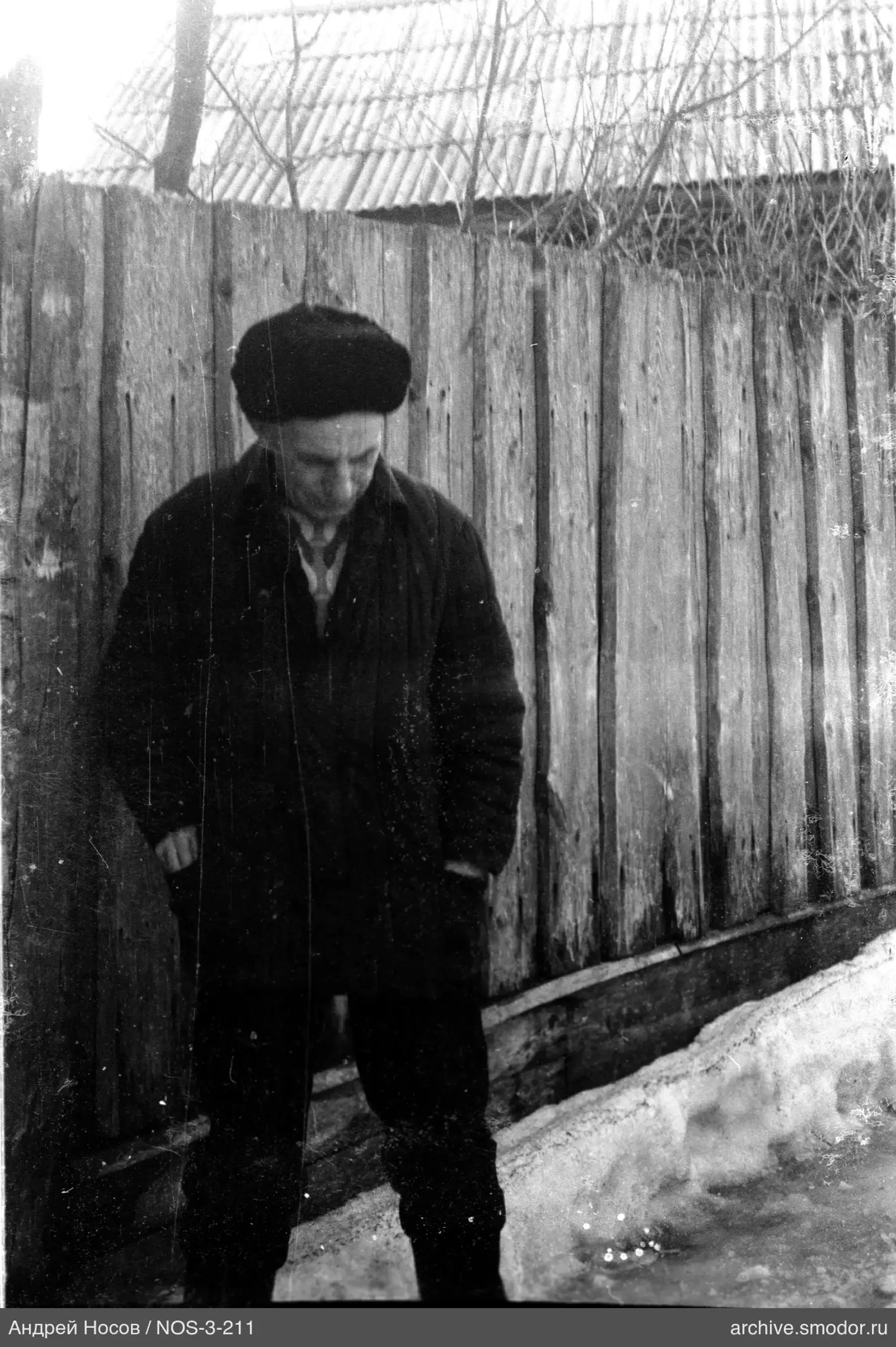 Мужчина у деревянного забора