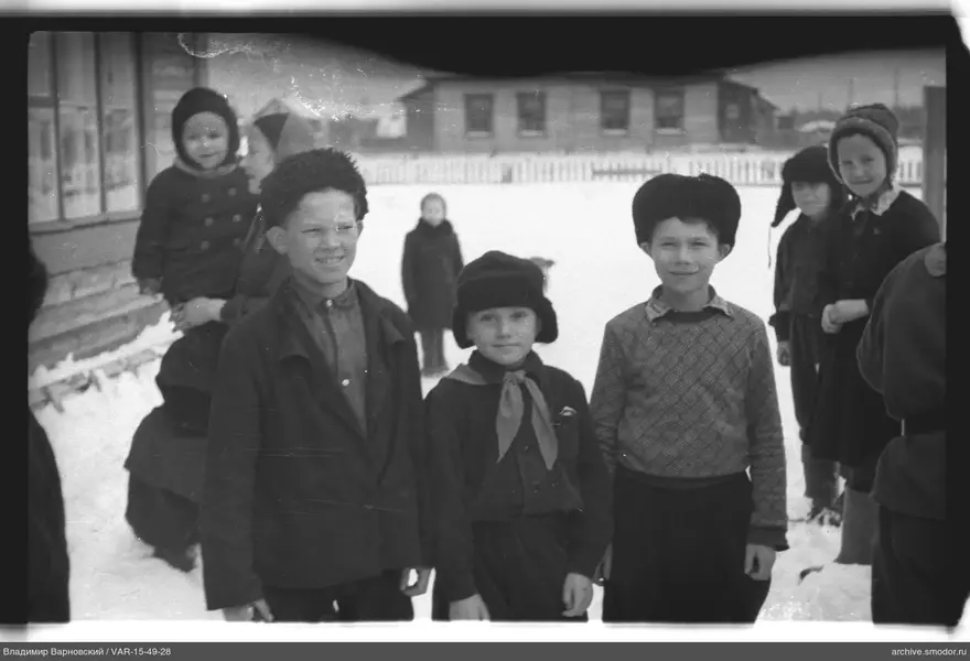 Gruppe von Kindern im Schnee