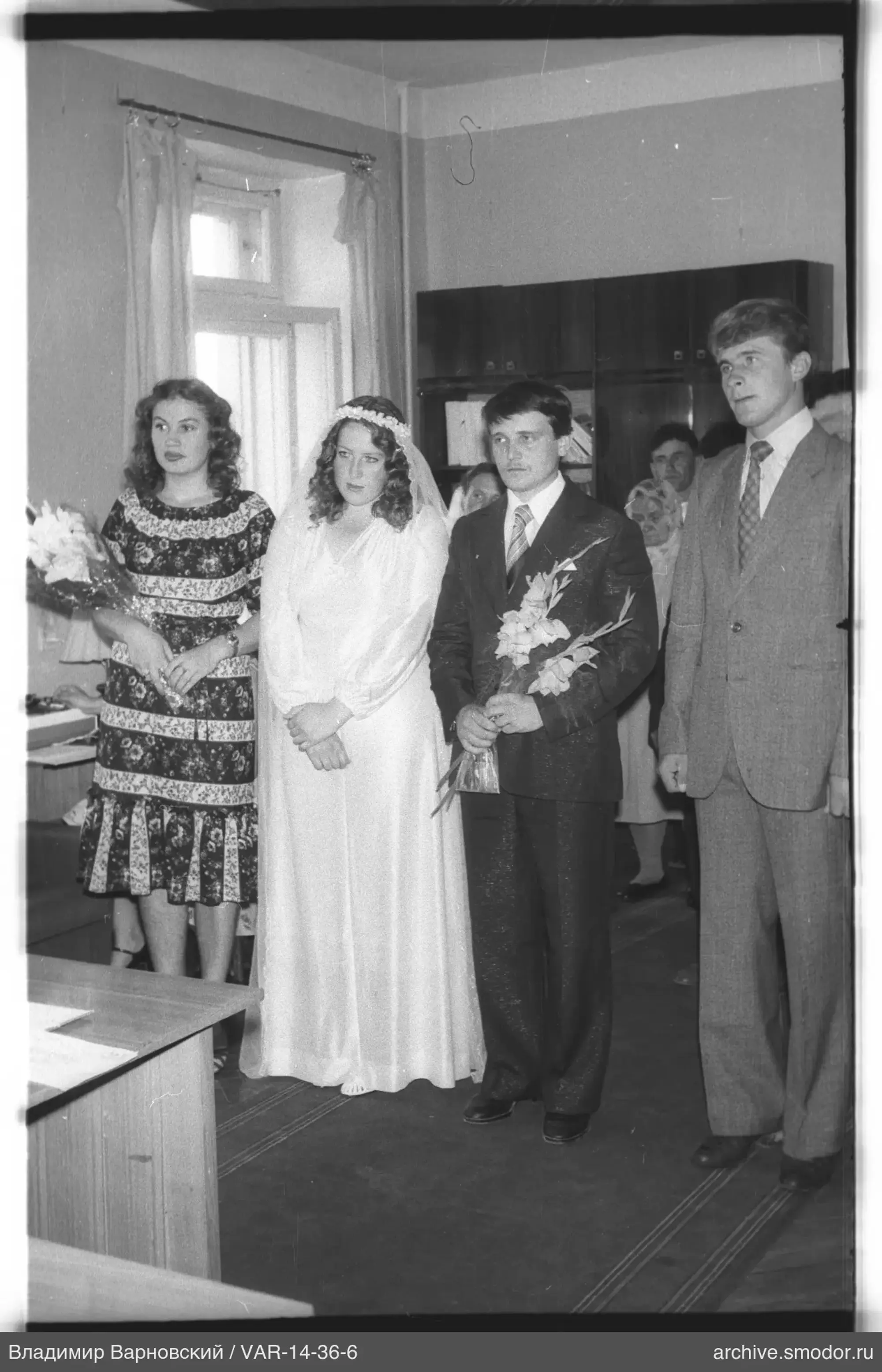 Gruppenporträt mit Blumen und Kranz