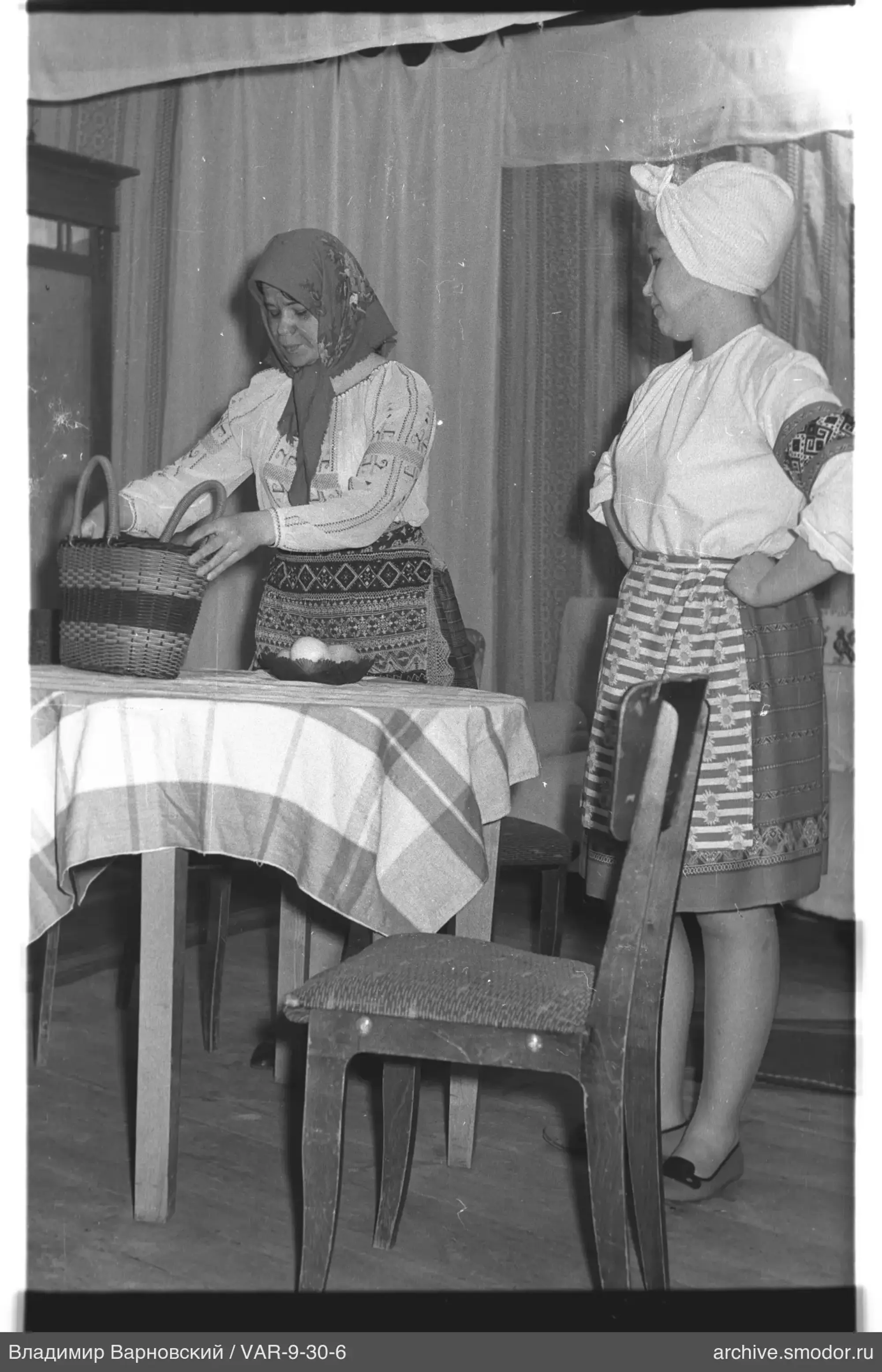 Zwei Frauen in Nationaltracht am Tisch