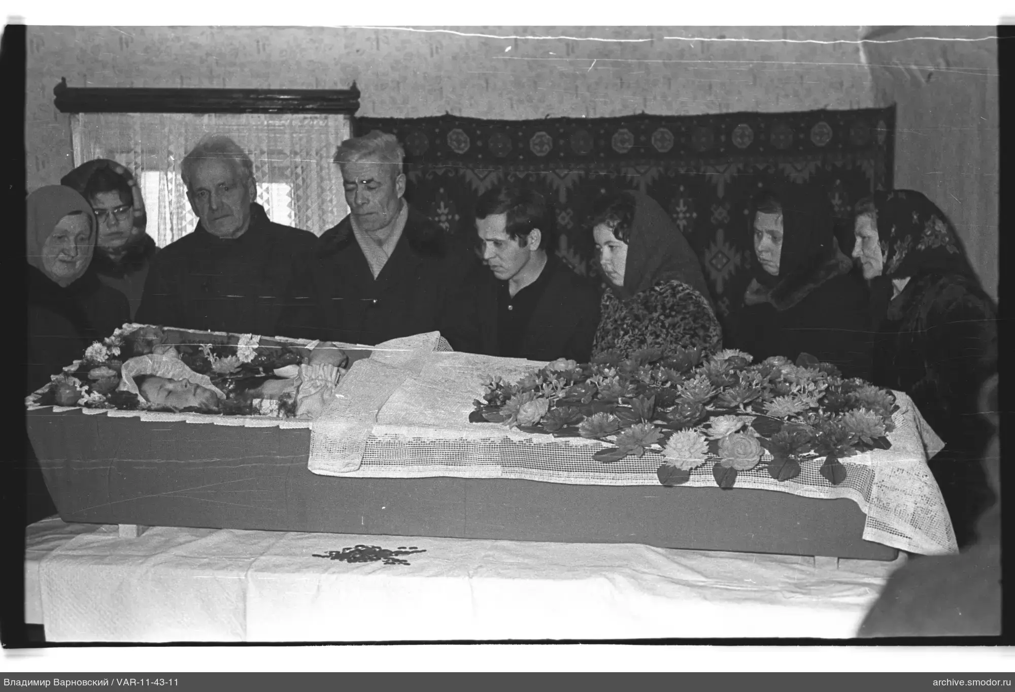 Group around a woman's coffin