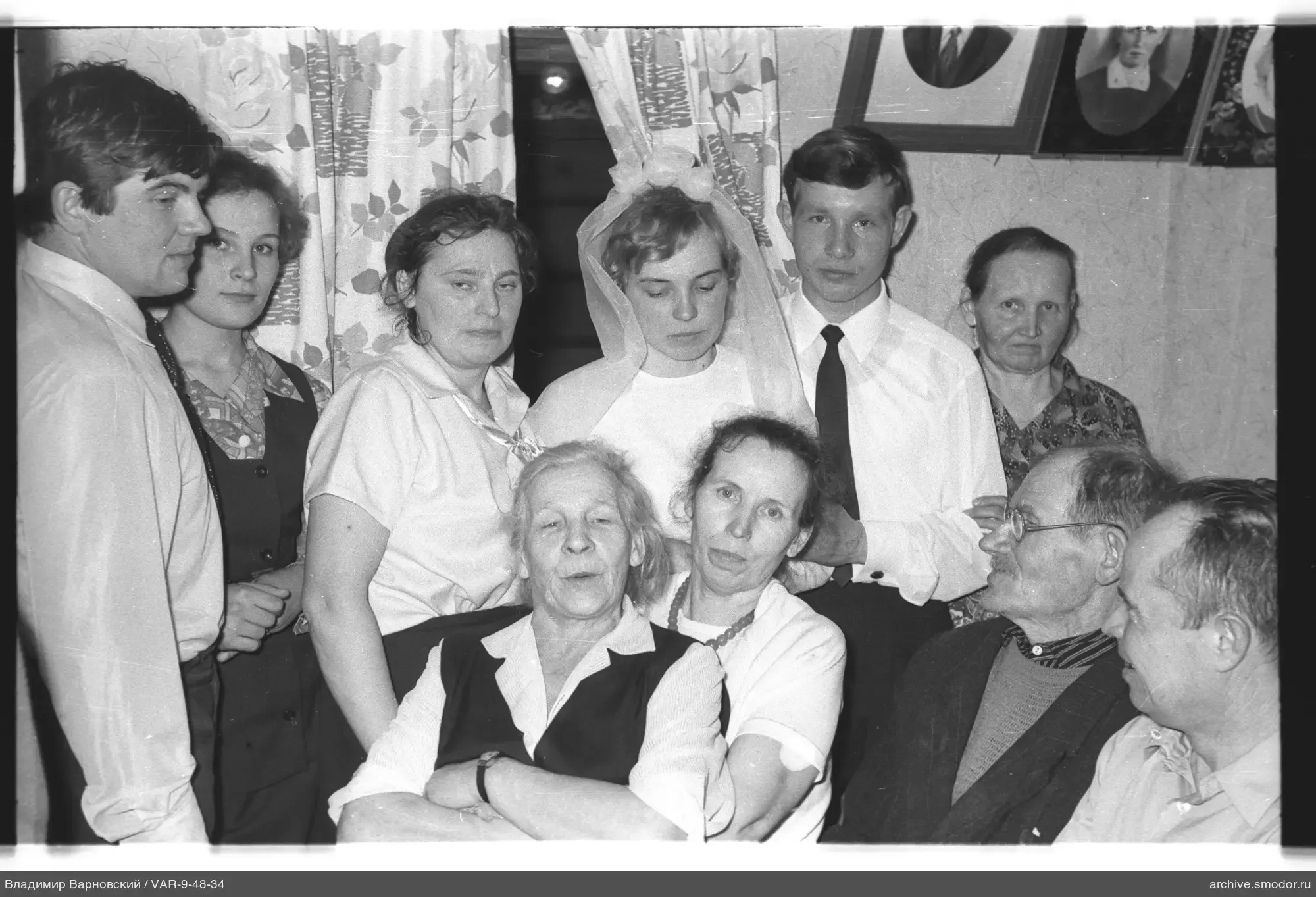 Gruppenporträt mit Frau im weißen Kleid