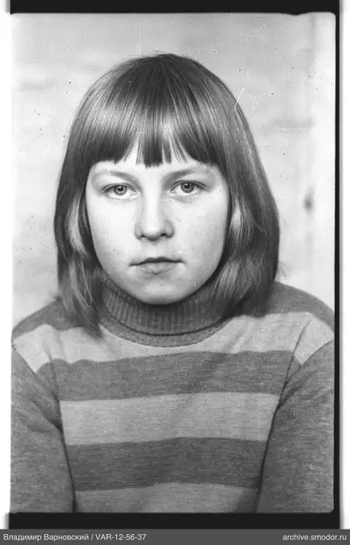 Porträt einer Frau im gestreiften Pullover