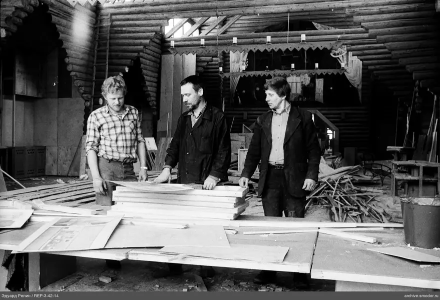 Gruppe von Männern mit Baumaterialien