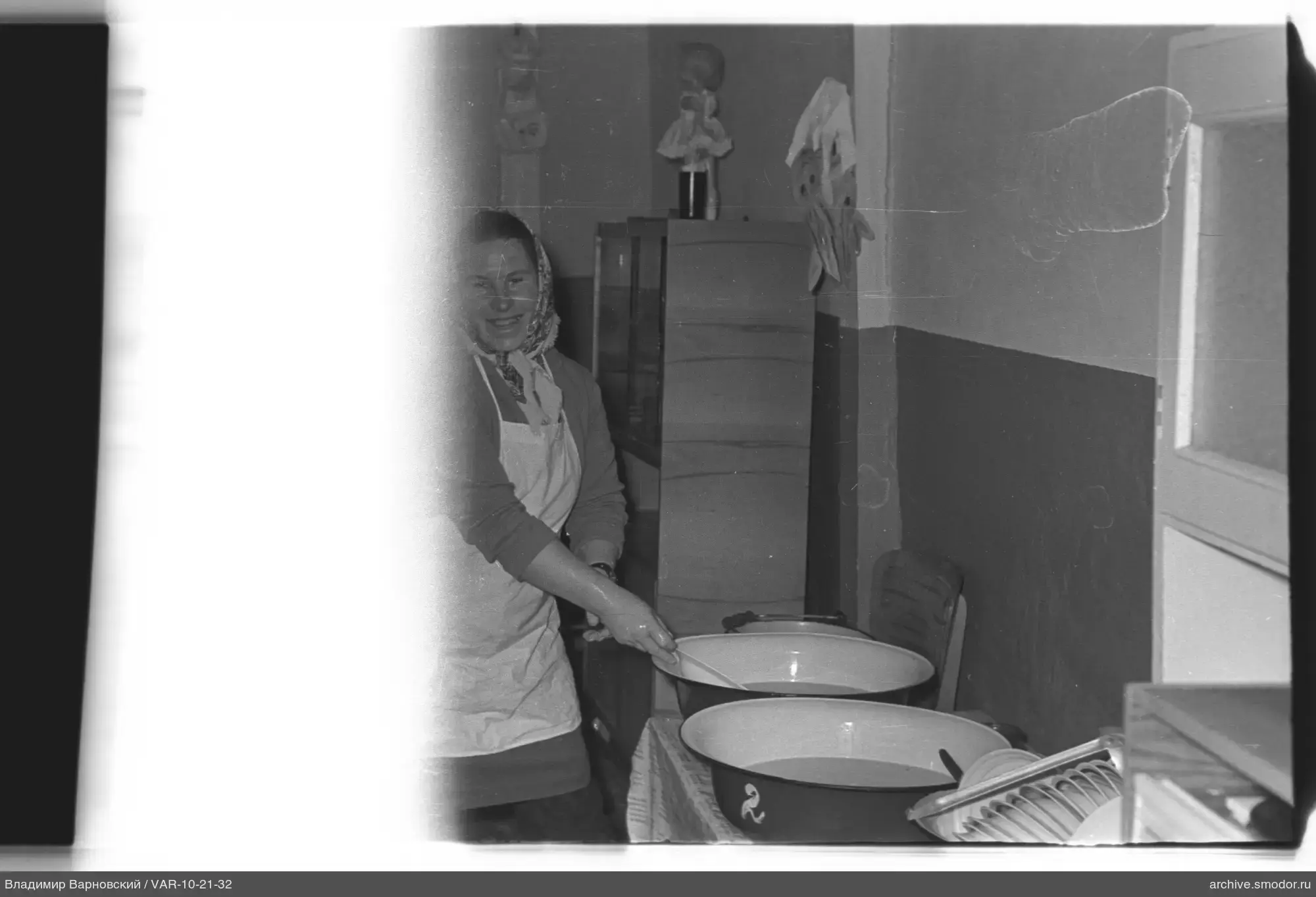 Frau bei Tischen mit Wannen