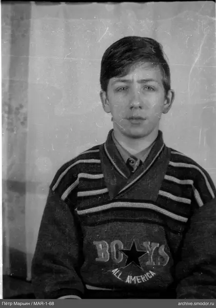 Портрет молодого мужчины в свитере