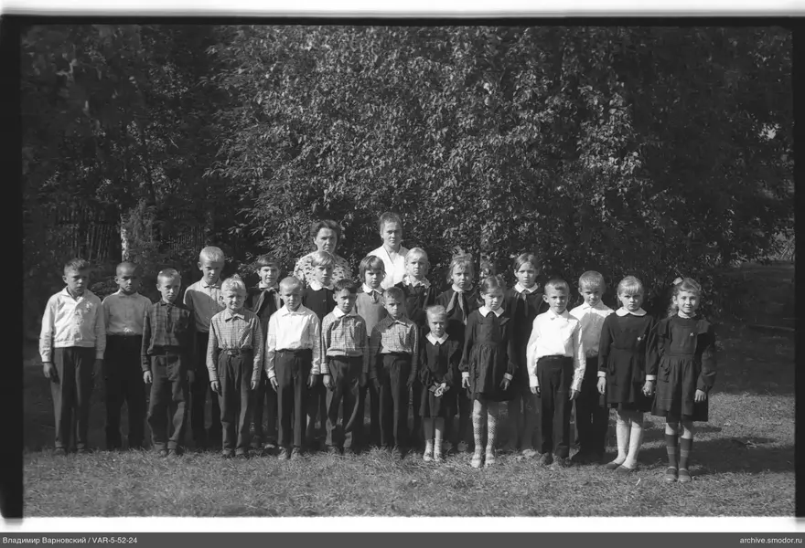 Gruppenporträt von Kindern und Frauen